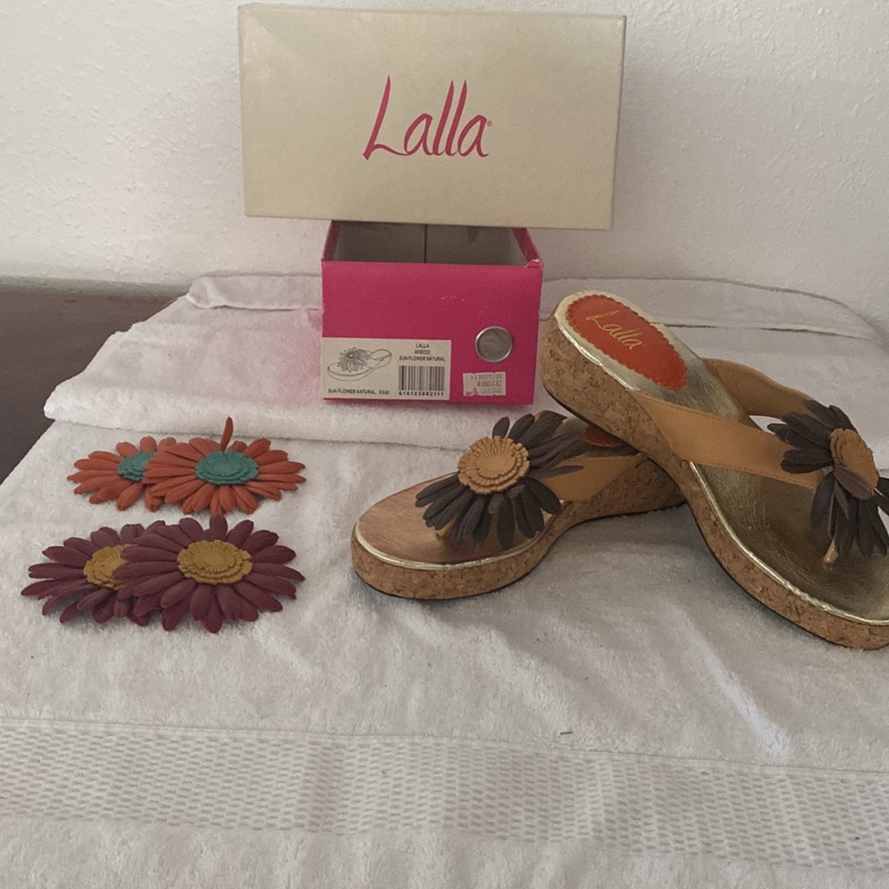Womens shoes Brand is Lalla.‎ Has interchangeable flower accents&Gold accent. - Picture 2 of 2